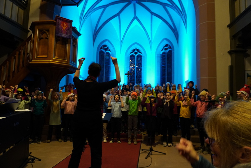 Chorkinder singen in der Michaeliskriche